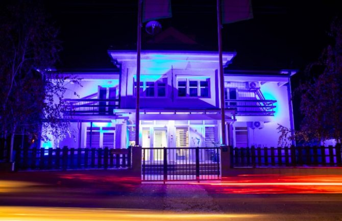 Zgrada Dnevnog centra na Cetinju osvijetljena plavom bojom