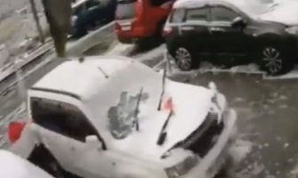 Čovjek izbjegao sigurnu smrt za dlaku, stradao samo auto (VIDEO)