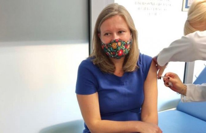 Ambasadorka Velike Britanije u CG: Primiću vakcinu protiv kovida, vjerujem u moć nauke