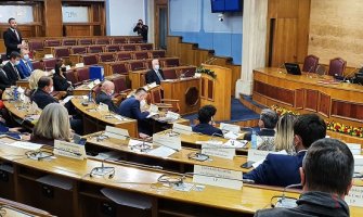 Poslanici vlasti i opozicije različito su danas komentarisali ekspoze i sastav nove Vlade Krivokapića