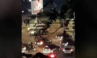 Pristalice nove Vlade i večeras izašle da proslave: Kolone vozila sa trobojkama u više gradova (VIDEO)