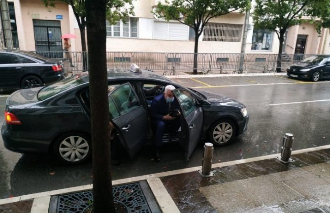 Novi premijer na sjednicu Vlade došao taksijem