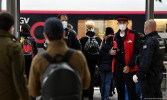 U SAD 220.000 novozaraženih za 24 sata, putovali za Dan zahvalnosti