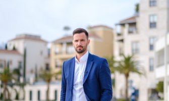 Đurović: Tivat ne prodajemo za fotelje, sporni napis samo postavljen, fotografisan i uklonjen 