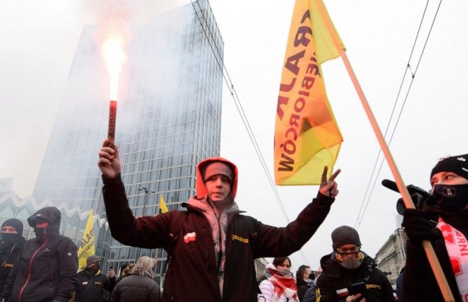 Protesti u Varšavi zbog zakona o abortusu,demonstranti pokušali da dođu do kuće Kačinjskog