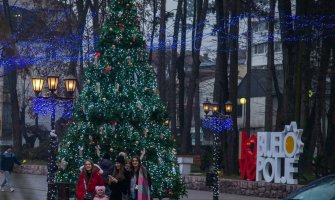Na gradskom trgu u Bijelom Polju postavljena jelka visoka sedam metara koja je oživjela novogodišnju čaroliju