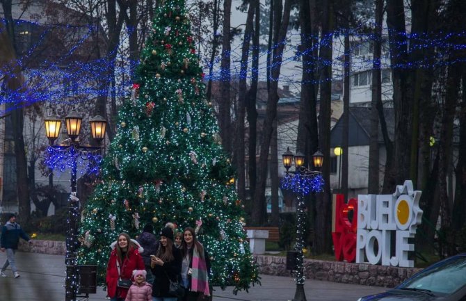 Na gradskom trgu u Bijelom Polju postavljena jelka visoka sedam metara koja je oživjela novogodišnju čaroliju