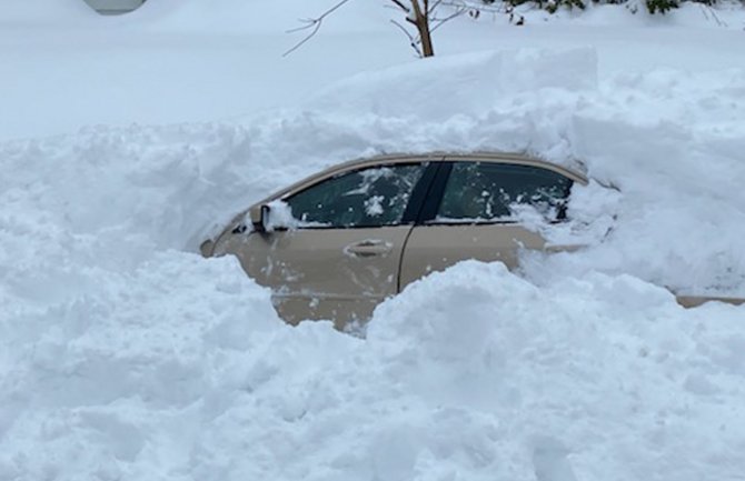 10 sati proveo bez grijanja zarobljen u automobilu ispod metar ipo snijega