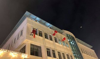 Podgorica: Na Trgu nezavisnosti Djeda Mrazovi dijelili poklone najmlađima (FOTO)