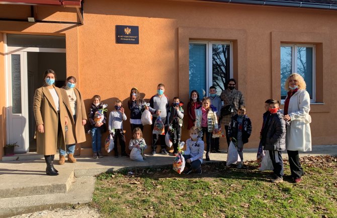 Rotaract klub Podgorica donirao 114 novogodišnjih paketića osnovcima