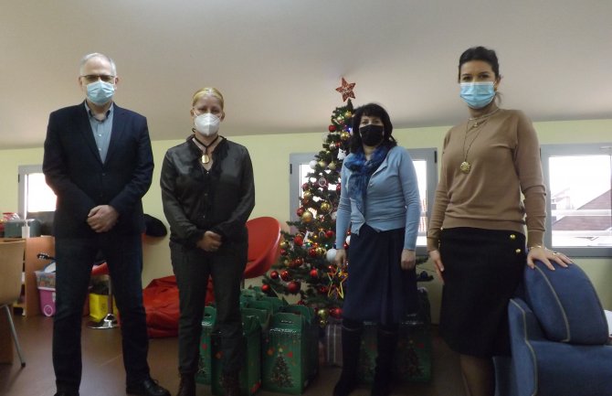 Novogodišnji paketići za Dnevni centar za djecu i omladinu sa smetnjama i teškoćama u razvoju