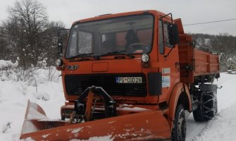 Ekipe gradskih Puteva čiste snijeg na više putnih pravaca