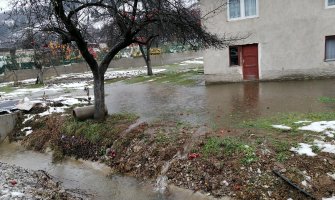 Vatrogasci intervenisali u Kruševu, Komunalno preduzeće prokopava kanal; Poplavljeno više kuća u Bijelom Polju