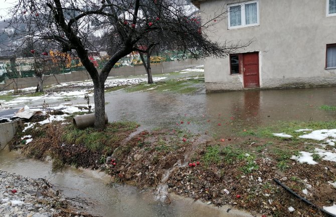 Vatrogasci intervenisali u Kruševu, Komunalno preduzeće prokopava kanal; Poplavljeno više kuća u Bijelom Polju