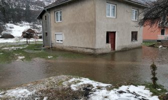Adžićima voda stigla do praga: Alarmantne fotografije ugrožene kuće, za sada bez reakcije nadležnih 