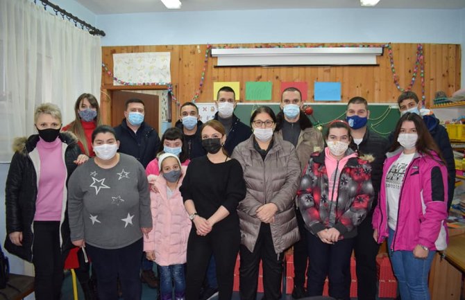 Pomoć za narodnu kuhinju i paketiči za djecu od mladih SNP-a