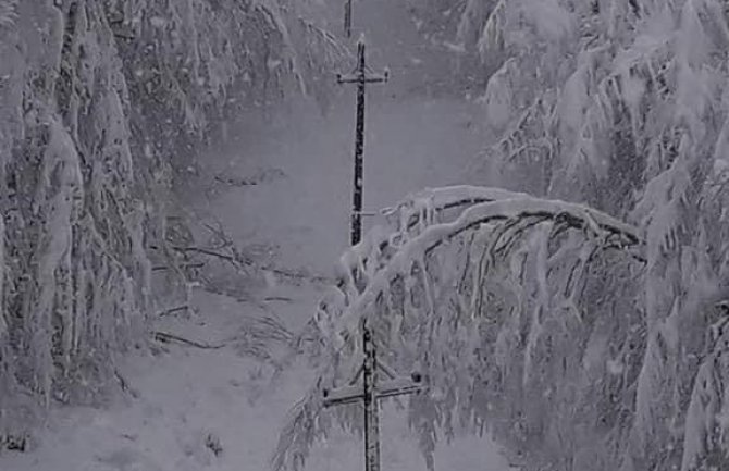 Dio sjevera zbog loših vremenskih prilika i dalje u mraku
