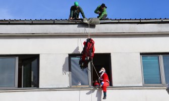 Iznenađenje za mališane na dječijem odjeljenju bolnice Nikšić: Djeda Mrazovi im s krova donijeli poklone(FOTO)
