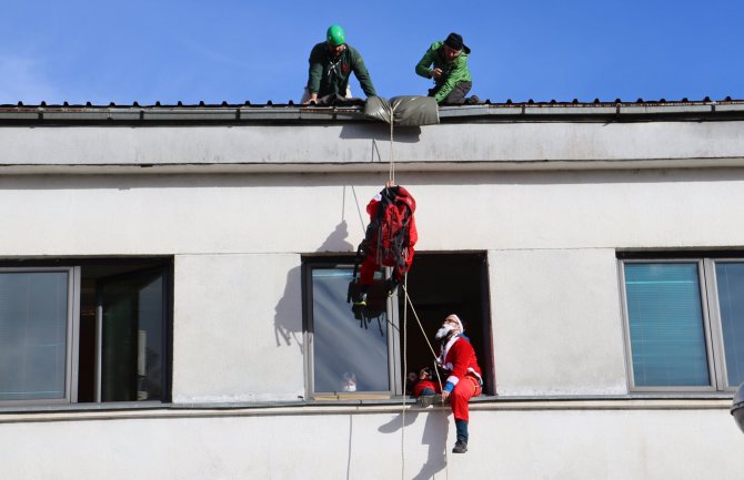 Iznenađenje za mališane na dječijem odjeljenju bolnice Nikšić: Djeda Mrazovi im s krova donijeli poklone(FOTO)