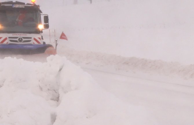 Na putevima  Nikšić-Šavnik-Žabljak i Rožaje - Berane obustavljen saobraćaj za kamione sa prikolicom i šlepere