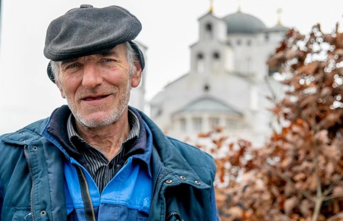 Pripreme za Badnji dan u Podgorici: Rašović svake godine Badnjak donosi iz Morače