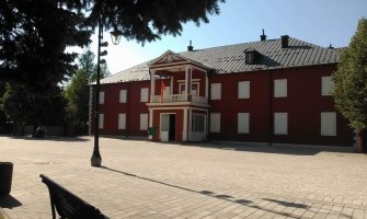 Cetinjani sjutra nalažu badnjak ispred Dvora Petrovića