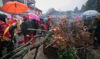 Vjernici CPC naložili Badnjake na Cetinjskom trgu: Nama ne trebaju litije