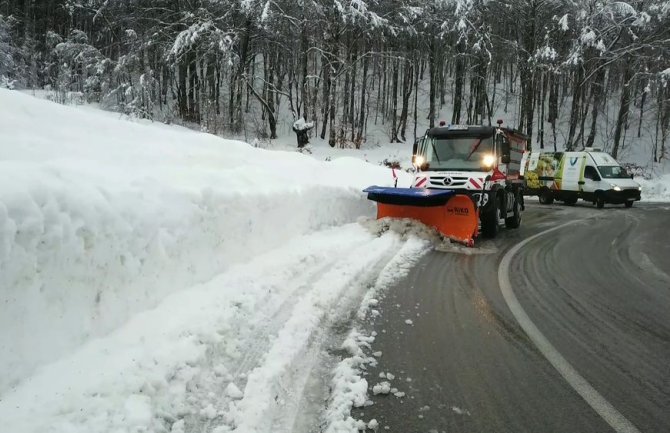 Sniježni pokrivač na Žabljaku skoro metar, snjegočistači na putevima