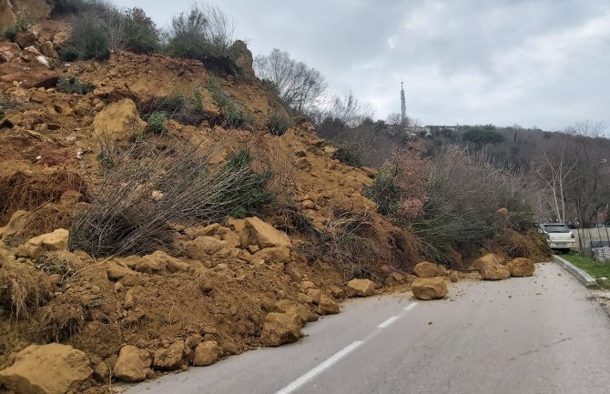 Ulcinj: Obrušila se zemlja na vozila u pokretu, jedna osoba povrijeđena