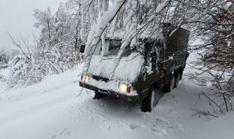 BP: Vatrogasci do bolesnog sugrađanina kroz sniježne smetove visine preko metar