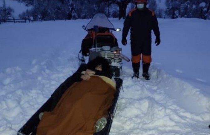 Vatrogasci motornim sankama evakuisali bolesnu mlađu žensku osobu