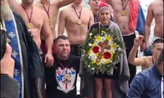 Desetogodišnji Vuk prvi doplivao do Časnog krsta u Beranama