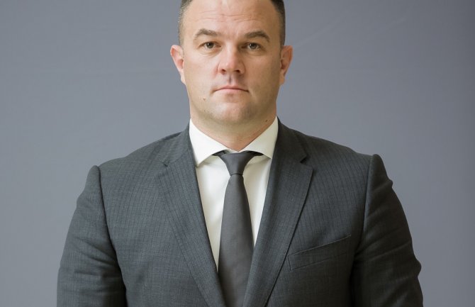 Mitrović Adžiću: Izdao si domovinu, možeš kazati da će pravda zakucati na njegova vrata?