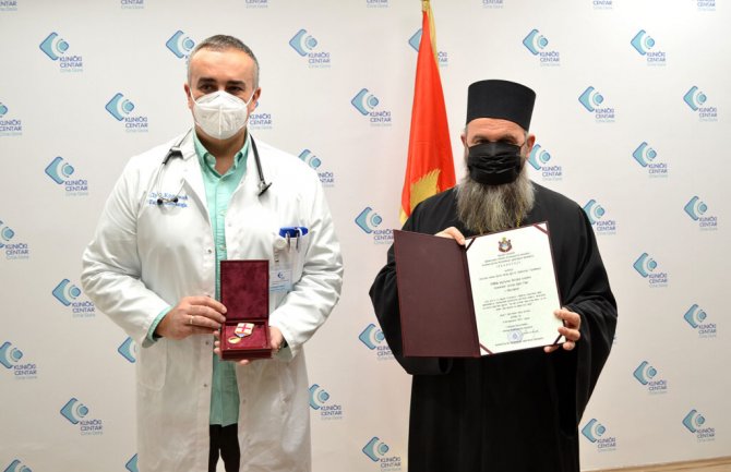 Mitropolija crnogorsko-primorska donirala zlatni medaljon i novčana sredstva KCCG