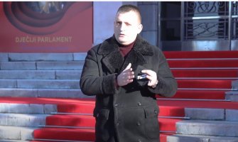 Damjanović poslanicima parlamentarne većine uručio pismo i zaštitnu masku na kojoj piše 