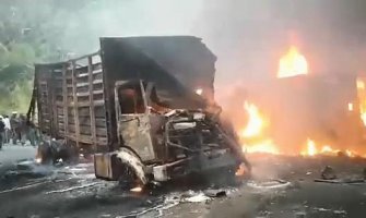 Stravičan sudar kamiona i autobusa, više od 50 mrtvih(VIDEO)