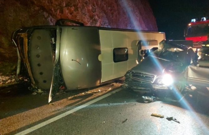  Udes na putu Cetinje – Budva: Prevrnuo se autobus, povrijeđen vozač