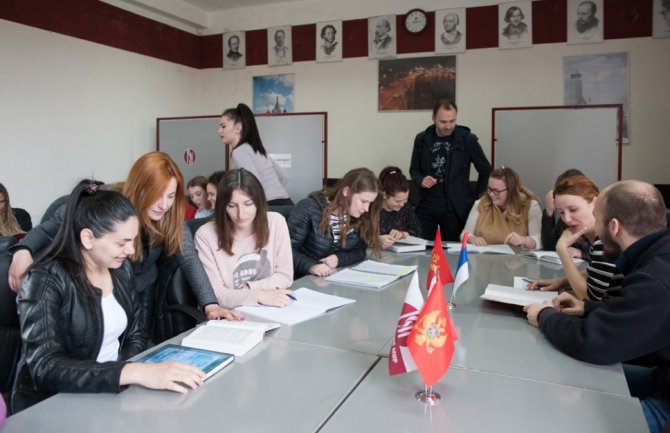 Na Filološkom fakultetu UCG za „korona” ispitni rok mali broj prijavljenih studenata  