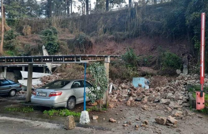 Herceg Novi: Obrušila se zemlja, zatrpani automobili