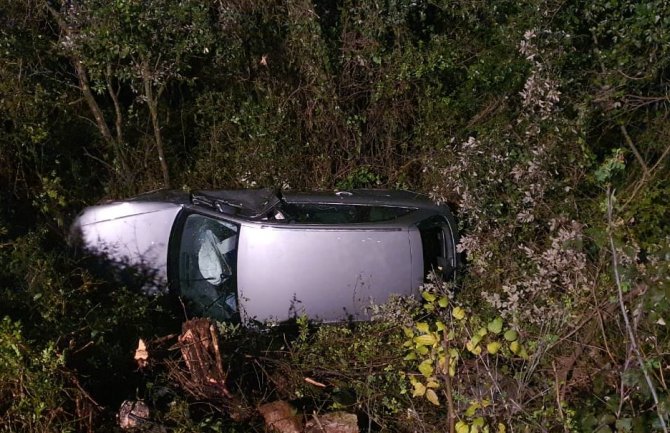 Tivat: Audi sletio s puta i zapalio se, vatrogasci izvukli povrijeđeno lice