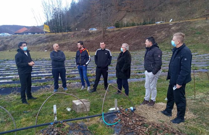 Veličković u Bijelom Polju sastao sa proizvođačima jagode: Poljoprivrednici da ulažu u proizvodnju