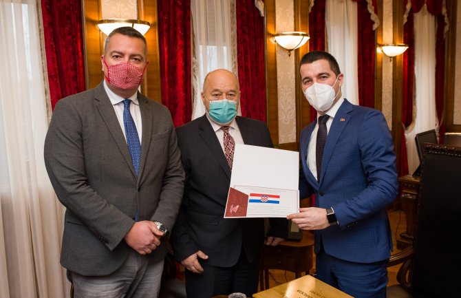 Bečiću uručeni etaloni nacionalnih simbola pripadnika hrvatskog naroda u Crnoj Gori