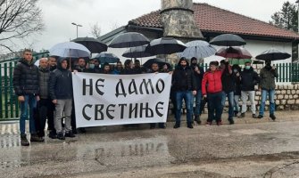 I pravoslavni vjernici ispred džamije u znak protesta zbog vandalskog čina: Brat je mio ma koje vjere bio