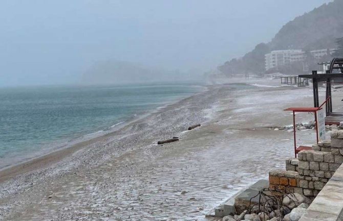 Snijeg pao na primorju, ledeni vikend na sjeveru 