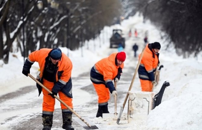 Ulice u Moskve zavijane, oko 70.000 radnika ih čisti, stradale dvije osobe