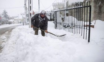 Obilne sniježne padavine u Grčkoj, poremećen drumski i pomorski saobraćaj