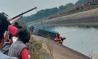 Autobus sletio sa mosta, 40 osoba stradalo