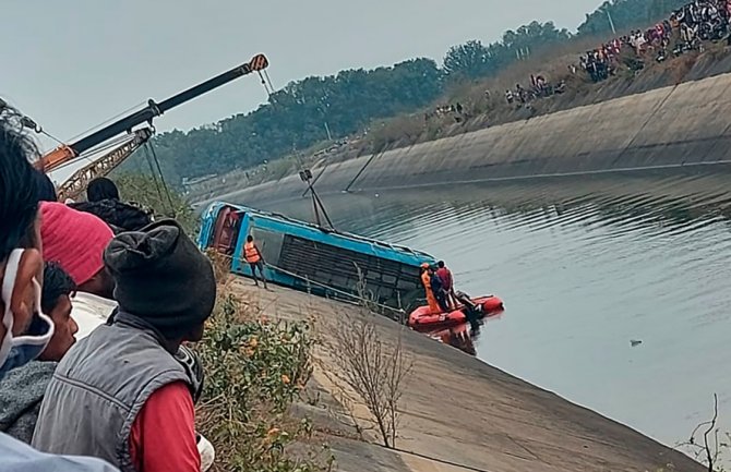 Autobus sletio sa mosta, 40 osoba stradalo