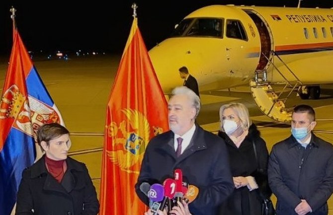 Stigle prve vakcine u CG, Brnabić predala donaciju Krivokapiću