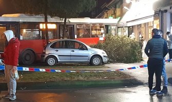 Nezgoda u Beogradu: Autobus sletio s puta, uletio na parking i zakucao se u četiri auta(VIDEO)